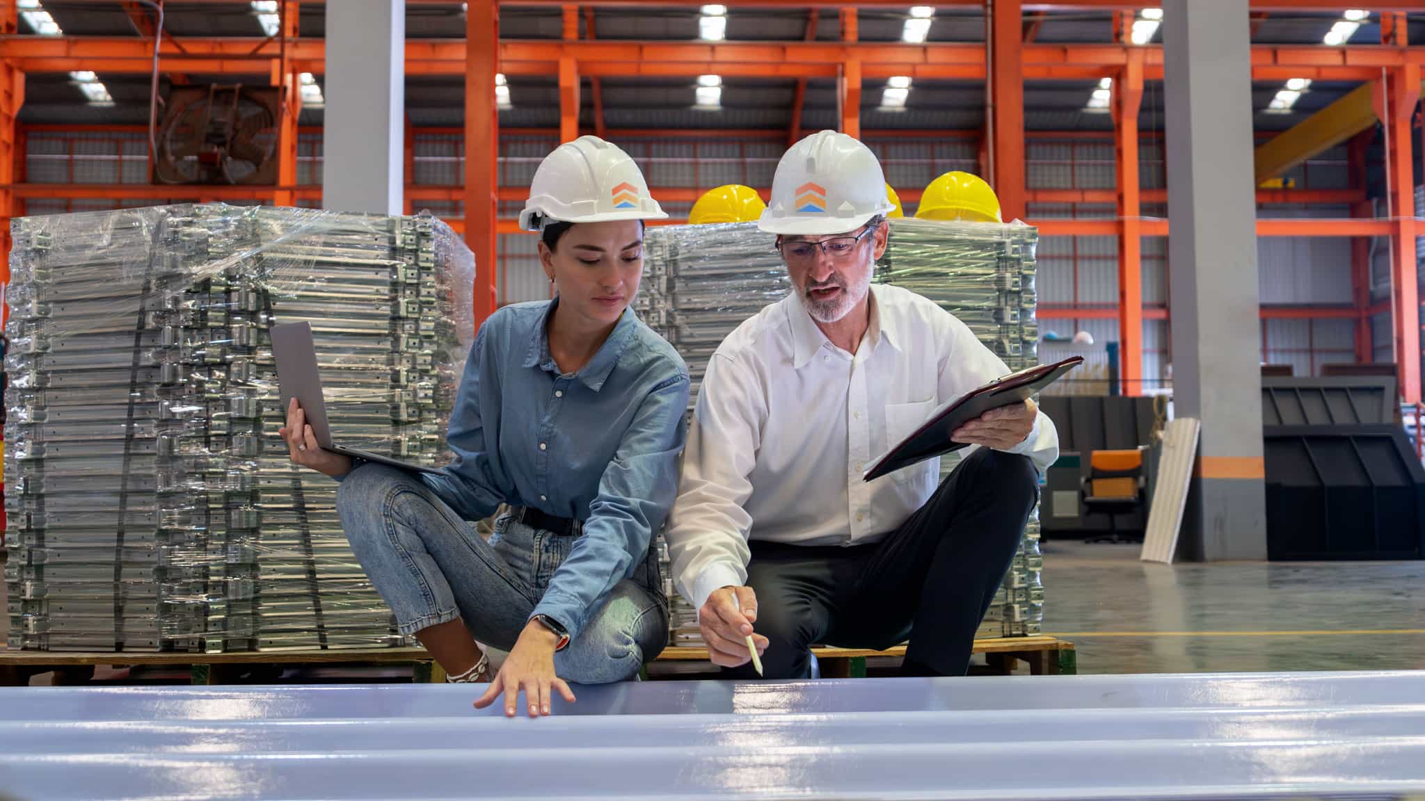 Ingenieros tomando medidas para desarrollar un sistema de ventilación de ZeroBrisa