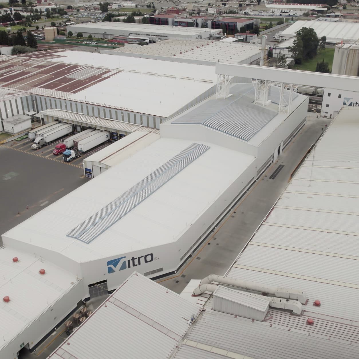 Vitro usando una ventilación industrial natural por gravedad para su industria