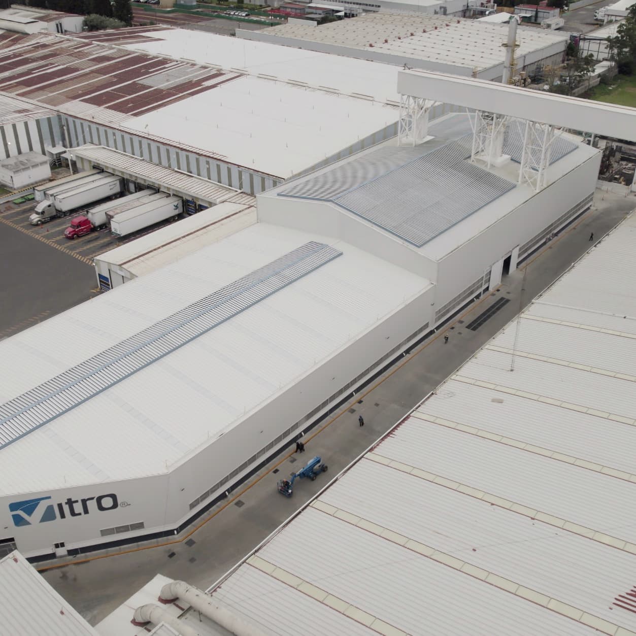 Nave industrial en México con un sistema de ventilación por gravedad eficiente 