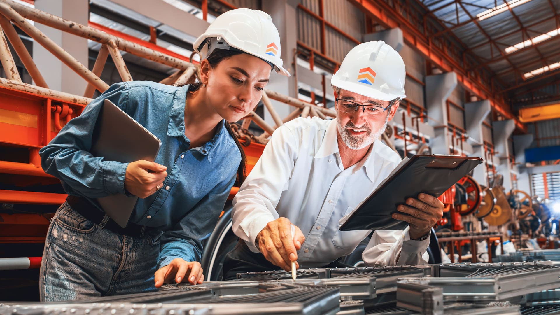 Ingenieros analizando un sistema de ventilación por gravedad para una industria