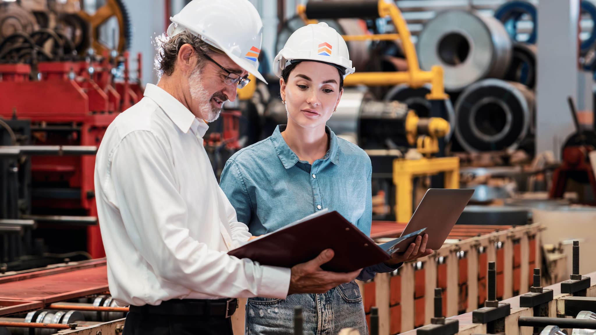 Ingeniero expero explicandole un análisis de datos en ventilación industrial a una ingeniera