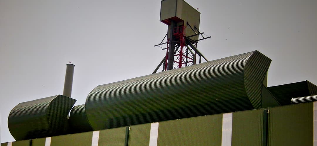 Louver amarillo en una industria para aprovechar la ventilación natural y ahorrar costos