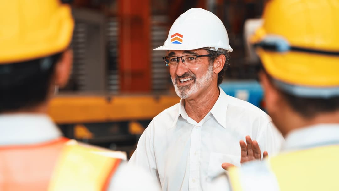 Grua transportando un sistema magnavalve de ZeroBrisa a una nave industrial roja