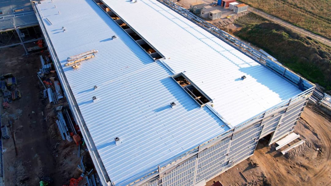 Hombres analizando un magnavalve que estàn ensamblando