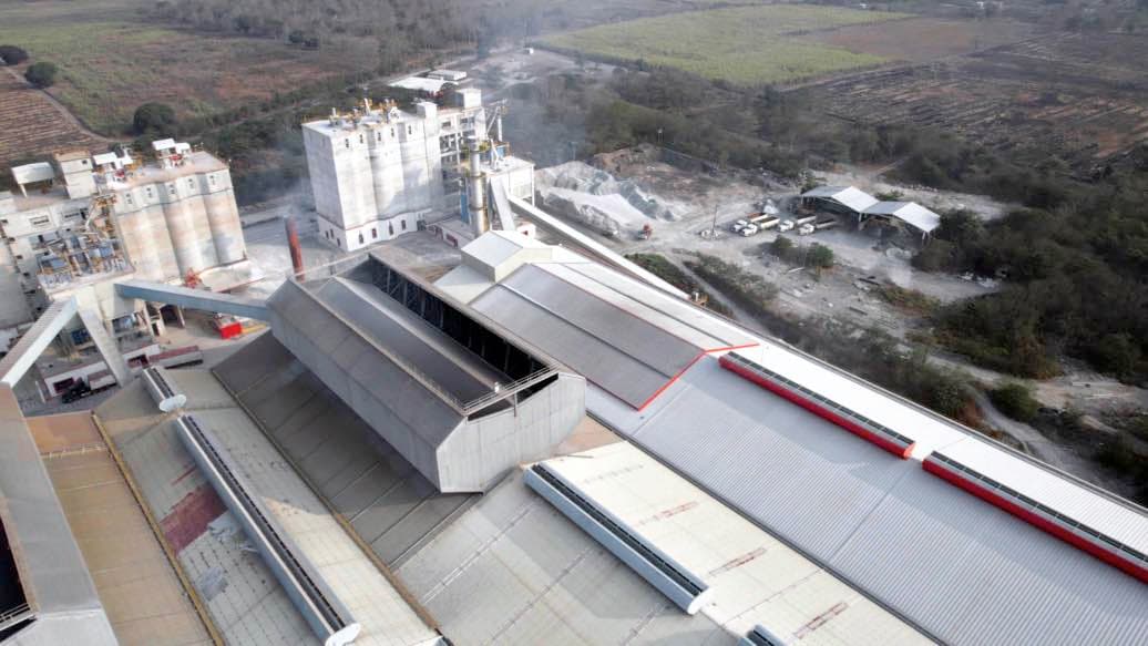 Ingeniero de ZeroBrisa explicando como funciona la ventilación natural por gravedad en las industrias