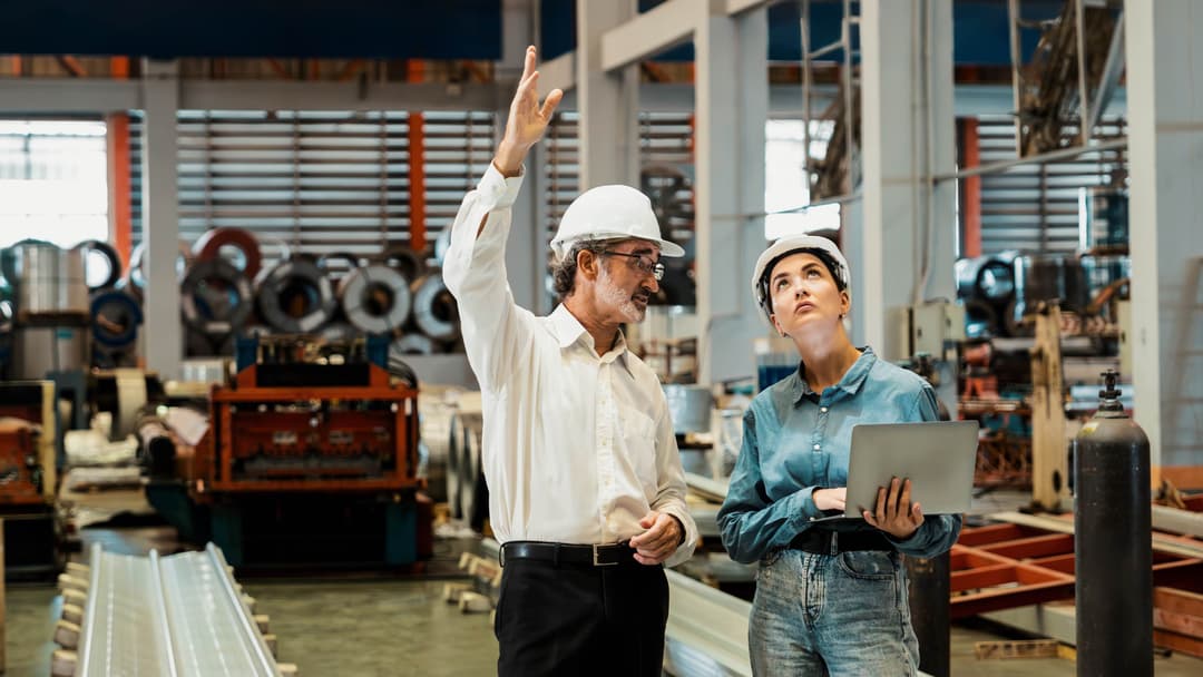 Trabajadores de ZeroBrisa ensamblando un sistema magnavalve en una industria