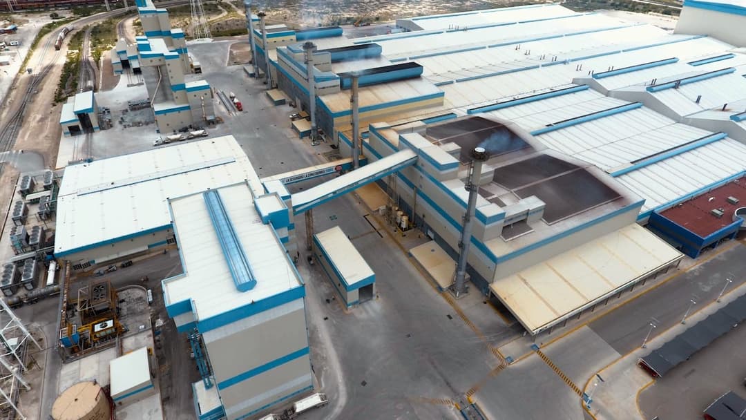 Planta industrai con varios sistemas magnavalve en el tejado para aumentar la eficiencia de la ventilación