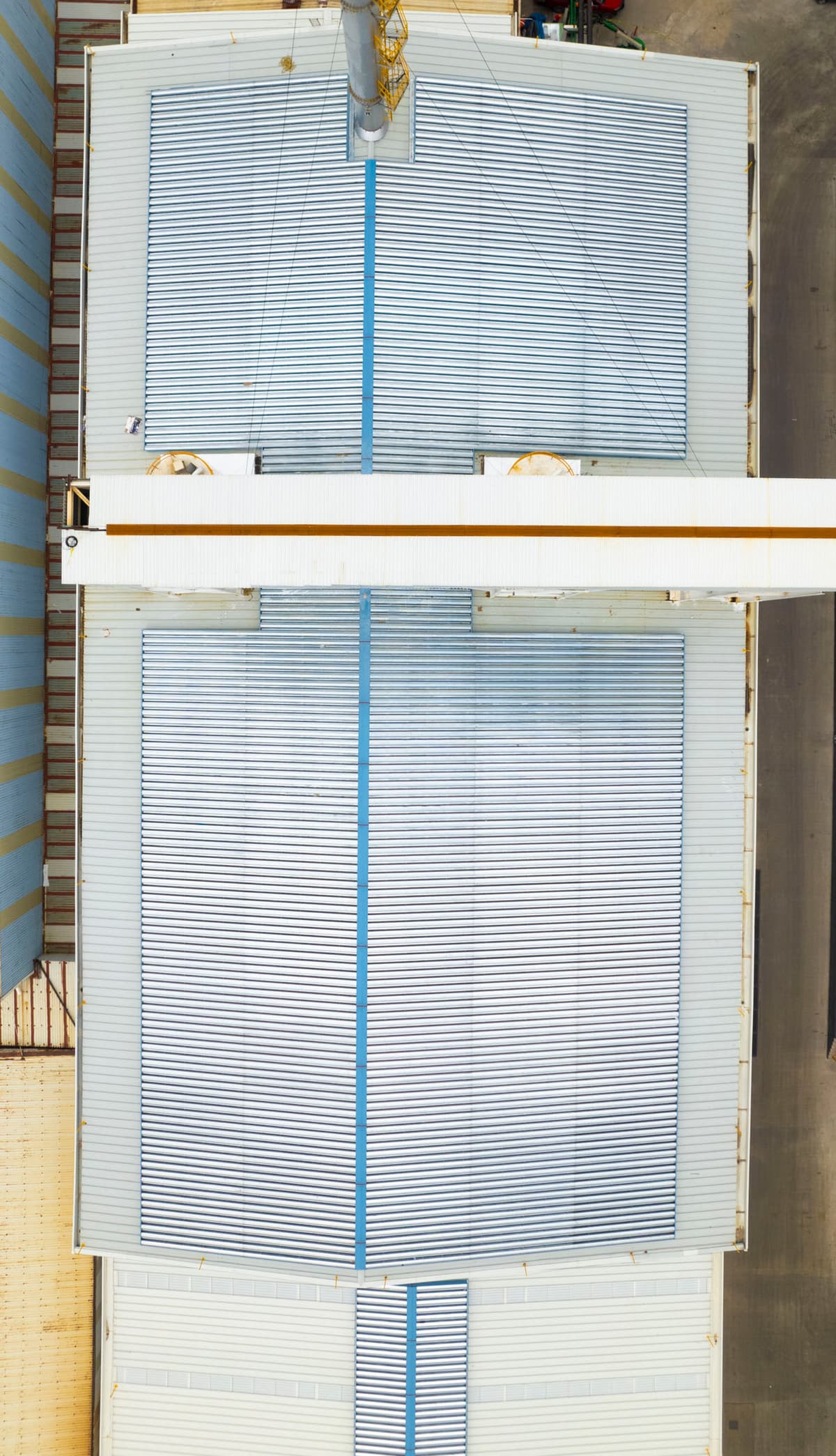 vista orbital de una industria con una ventilaciòn eficiente